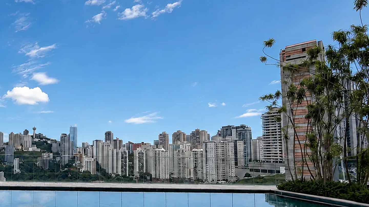 Edifícios residenciais de alto padrão vistos da piscina de uma cobertura